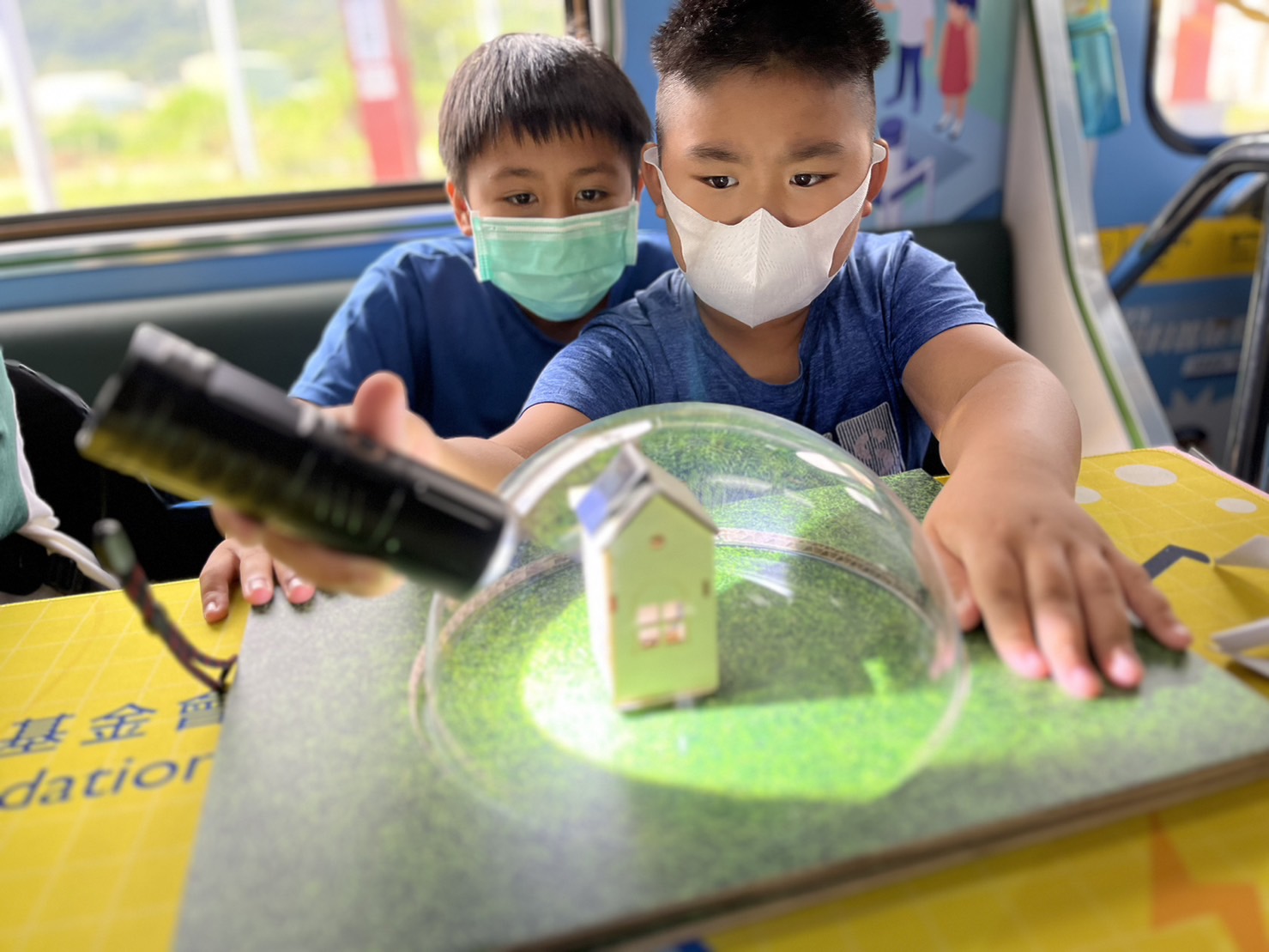 多多28平台參與基礎科學主題車廂，以STEAM教學精神，設計「逐日科學家」、「太陽能工程師」以及「淨零建築師」三大能源科普課程和實驗